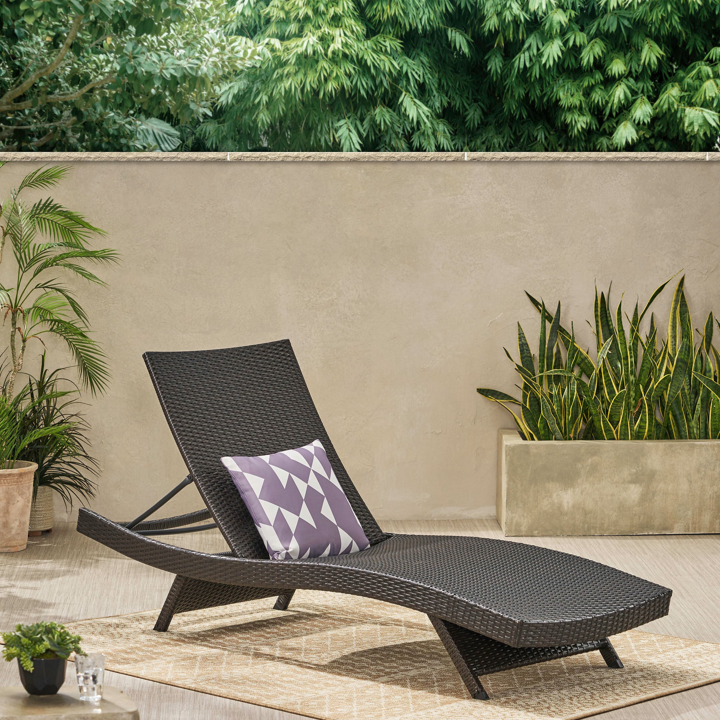 SALEM PE WICKER CHAISE LOUNGE