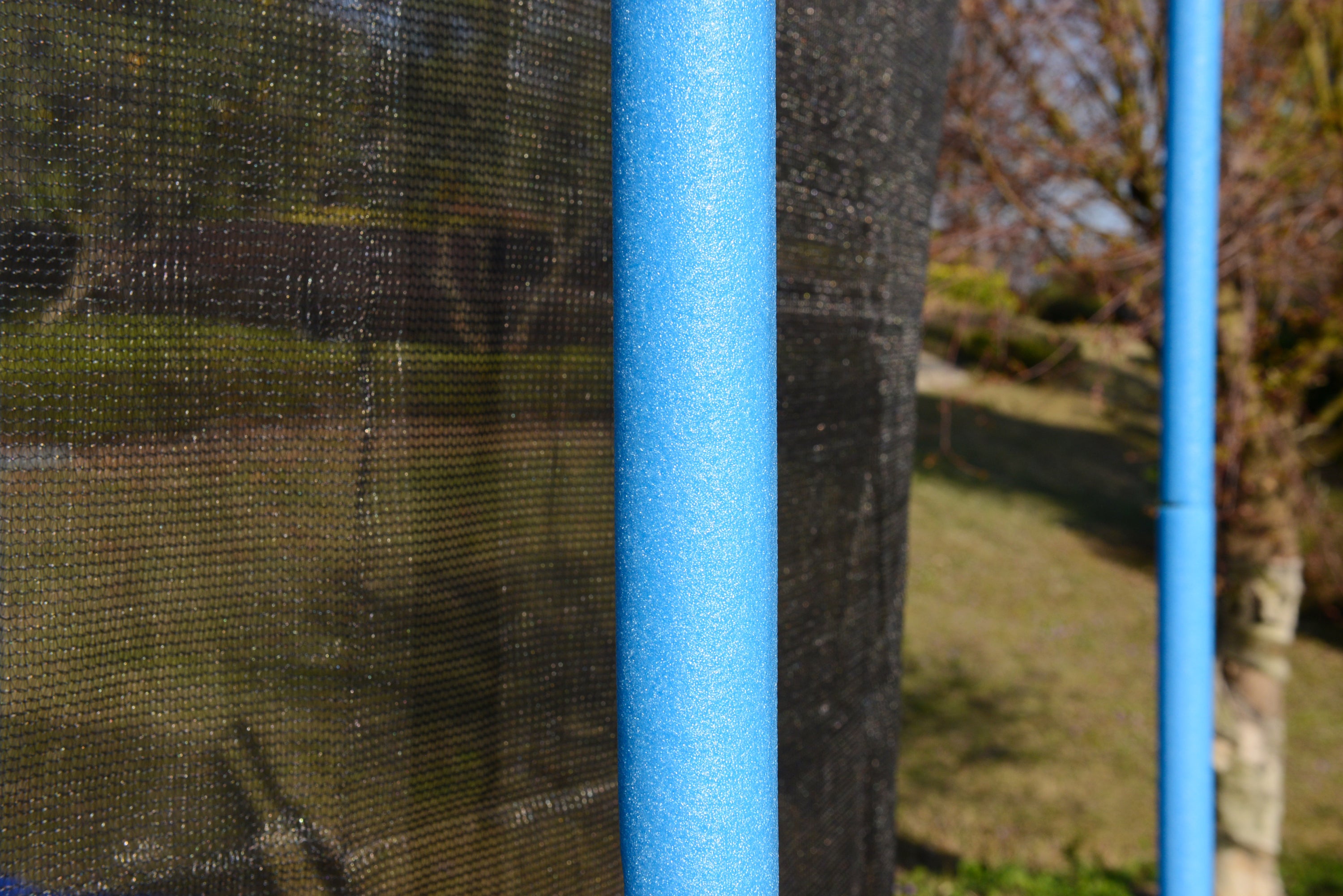 10 FT TRAMPOLINE INSIDE SAFETY NET WITH BASKETBALL HOOP