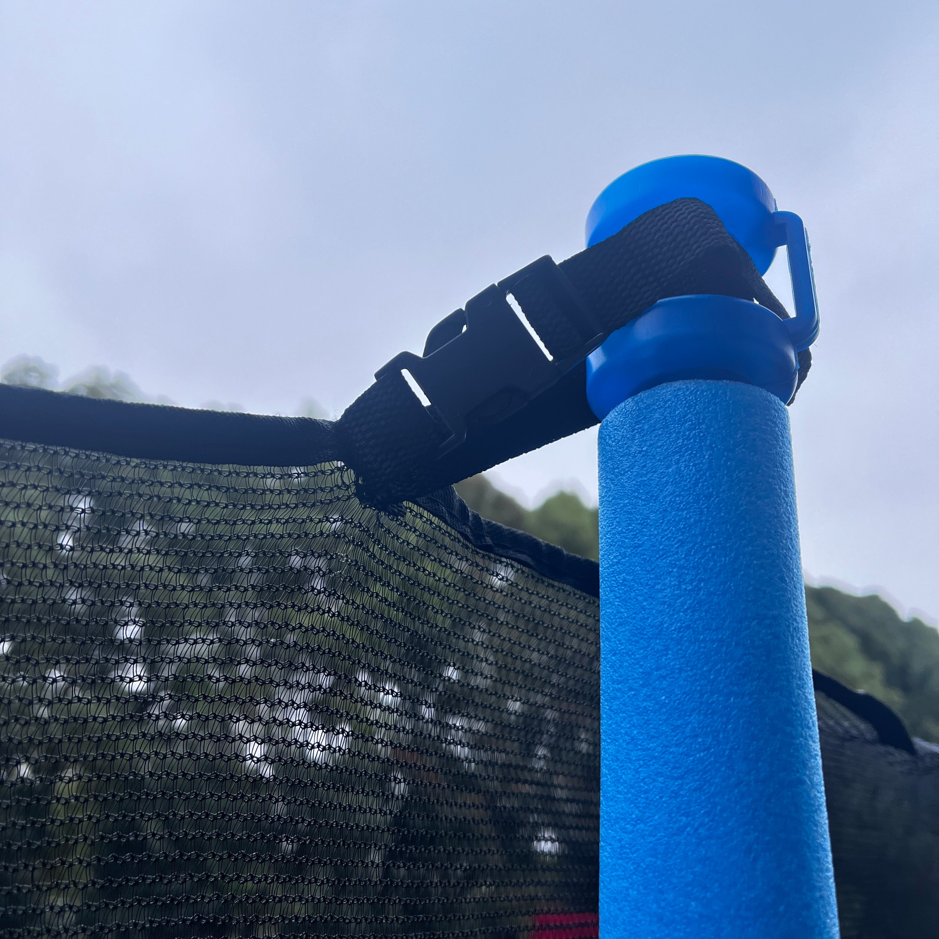 10 FT TRAMPOLINE INSIDE SAFETY NET WITH BASKETBALL HOOP