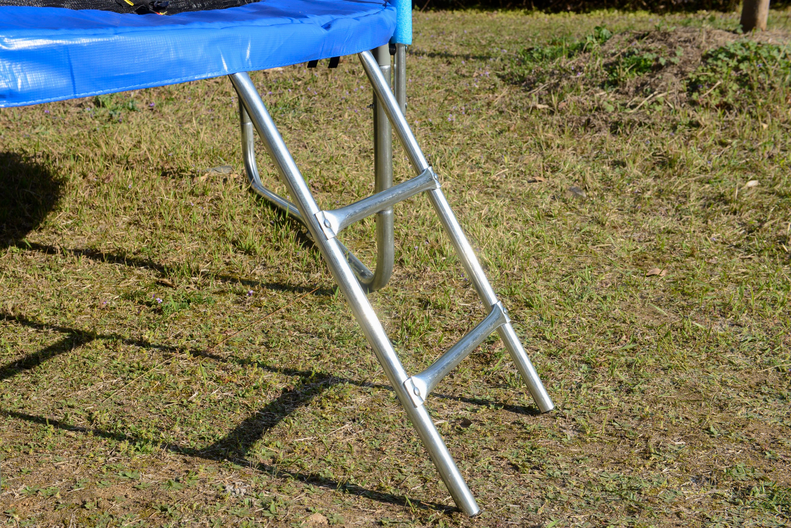 12 FT TRAMPOLINE OUTSIDE SAFETY NET WITH BASKETBALL HOOP